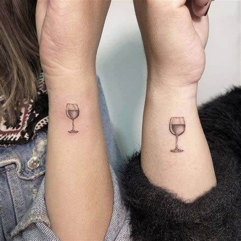 tatuajes de amigas copa de vino|30 Diseños de tatuajes de copa de vino y su significado